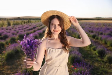 Tarlada lavanta çiçekleri olan güzel bir kadın.