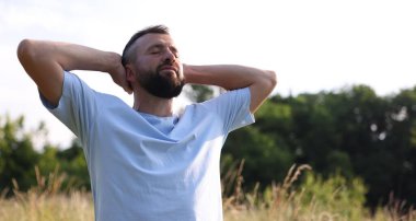 Özgürlüğü hissetmek. Adam dışarıda eğleniyor. Metin için boşluk