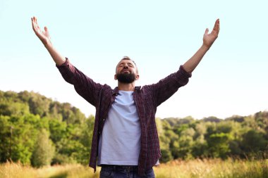 Özgürlüğü hissetmek. Mutlu adam dışarıda eğleniyor.