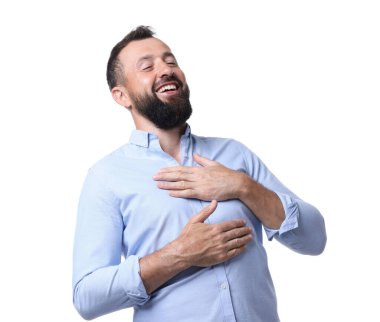 Beyaz arka planda gülen yakışıklı bir adam. Pozitif duygu