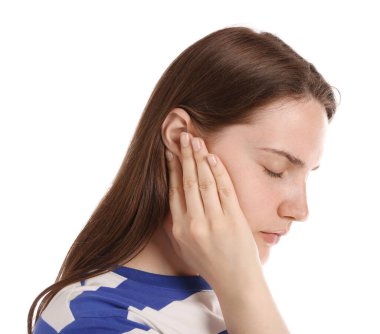 Genç kadın beyaz arka plan üzerinde baş ağrısı muzdarip