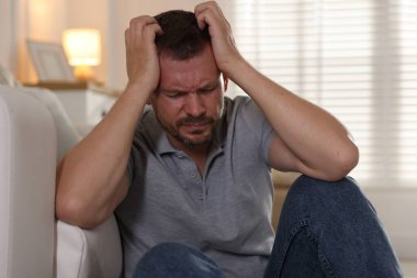 Evde panik atak geçiren bir adam.