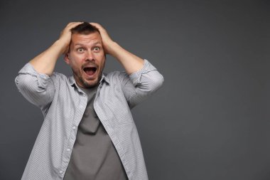 Gri arka planda panik atak geçiren adam, mesaj için boşluk