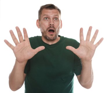 Beyaz arka planda panik atak geçiren bir adam.