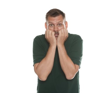 Beyaz arka planda panik atak geçiren bir adam.