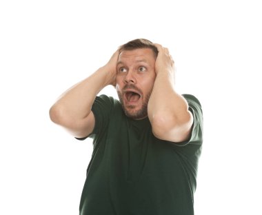 Beyaz arka planda panik atak geçiren bir adam.