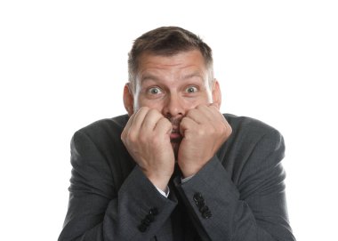 Beyaz arka planda panik atak geçiren bir iş adamı