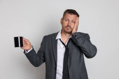 Beyaz arka planda içki mahmurluğu çeken bir adam.