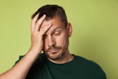 Adam zeytin arka planında akşamdan kalma.