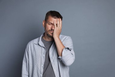 Gri arka planda akşamdan kalma bir adam, metin için boşluk.