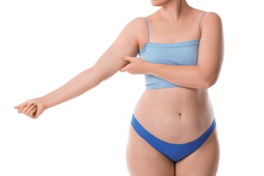 Beyaz arka planda sarkık kollu kadın, yakın plan.