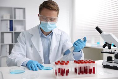 Tıbbi analiz. Laboratuvarda numuneyle çalışan bilim adamı.