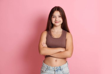 Pembe arka planda genç bir kızın portresi