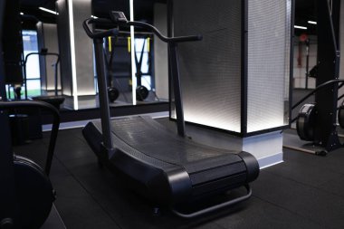 Spor salonundaki modern profesyonel koşu bandı. Sağlıklı yaşam tarzı