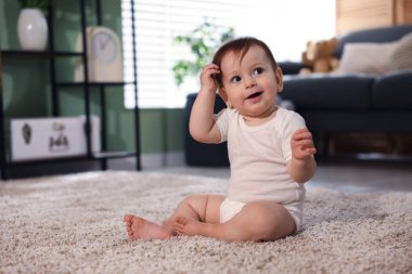Evdeki halıda oturan şirin küçük bebek, mesaj için yer var.