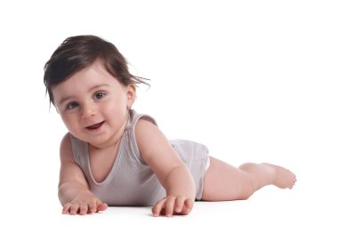 Beyaz arka plan üzerinde sürünerek şirin bebek