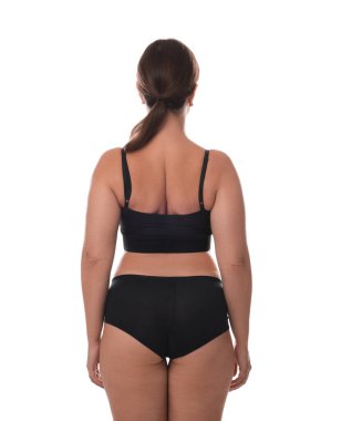 Beyaz arka planda iç çamaşırlı bir kadın.