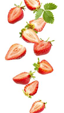 Beyaz arka plana düşen taze sulu çilekler.