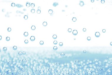 Bardakta gaz kabarcıkları olan soda, yakın çekim.