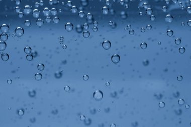 Bardakta gaz kabarcıkları olan soda, yakın çekim.