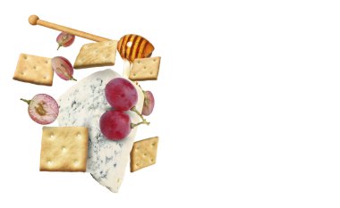 Beyaz arka planda peynir, üzüm, kraker ve bal var. Peynir tahtası için lezzetli mezeler