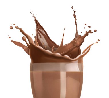 Çikolatalı süt beyaz arka planda bardağa sıçrıyor.