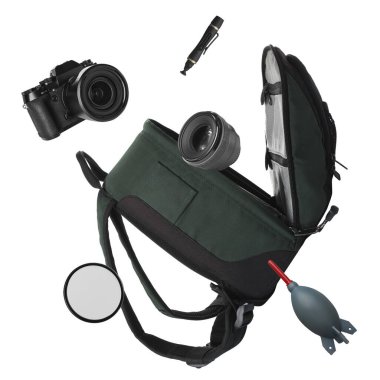 Fotoğrafçının sırt çantası ve beyaz arka planda uçuşan profesyonel ekipman.