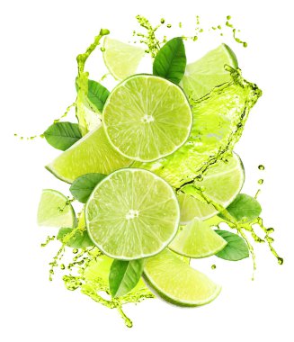 Taze limon ve su sıçratan içecekler beyaz arka planda