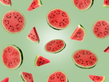 Açık yeşil zemin üzerinde uçan karpuz dilimleri. Yaz meyvesi