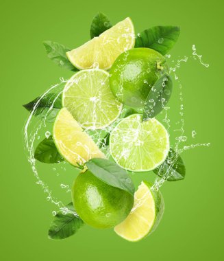 Yeşil arka planda taze limon ve su sıçratan bir içecek.