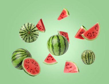 Açık yeşil arka planda taze karpuzlar