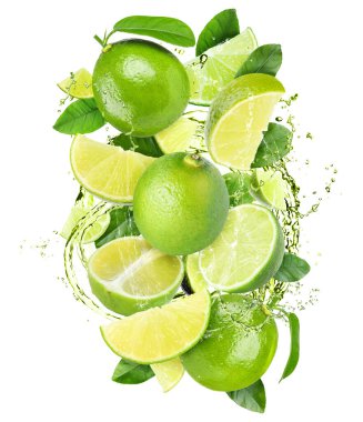 Taze limon ve su sıçratan içecekler beyaz arka planda