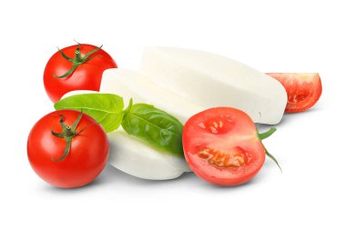 Taze mozzarella, domates ve fesleğen beyaza izole edilmiş.