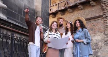 Gezinti sırasında mikrofon ve turist grubuyla birlikte şehir caddesinde, düşük açılı görüş