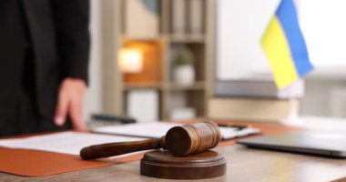 Gavel ahşap masada ve yargıç içeride çalışıyor, seçici odaklanma
