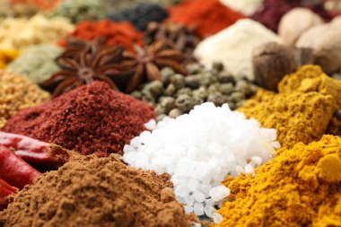 Arkaplan olarak farklı aromatik baharatlar, yakın plan görünüm