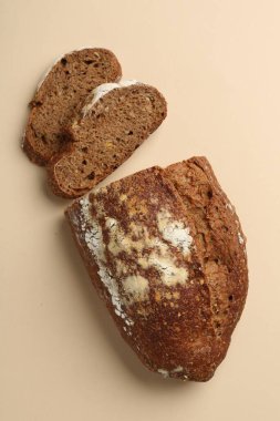 Bej arka planda taze çavdar ekmeği parçaları.