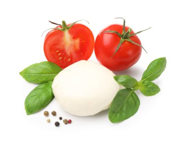 Lezzetli mozzarella peynirli top, domates, fesleğen ve biberli mısır.