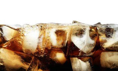 Beyaz üzerine izole edilmiş buzla taze kola, yakın plan