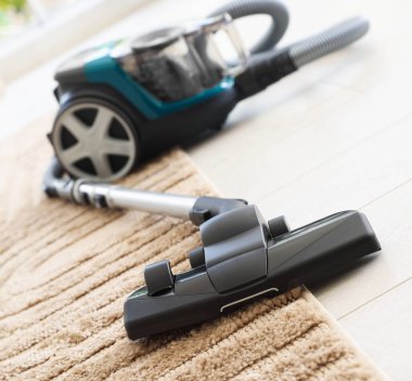 Bir elektrikli süpürge içeride, yakın plan.