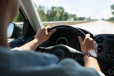 Direksiyonlu bir adam, yakın plan.