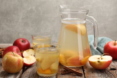 Ahşap masada elmalarla lezzetli bir karışım.