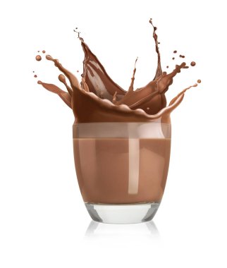 Çikolatalı süt beyaz arka planda bardağa sıçrıyor.