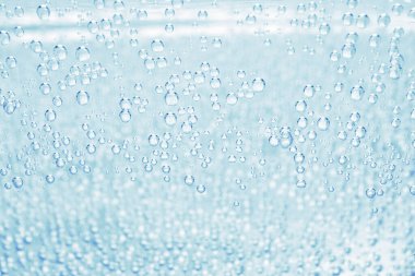 Bardakta gaz kabarcıkları olan soda, yakın çekim.