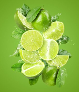 Yeşil arka planda taze limon ve su sıçratan bir içecek.