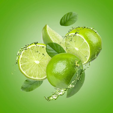 Taze limon ve içecek yeşil arka planda havada sıçrıyor.