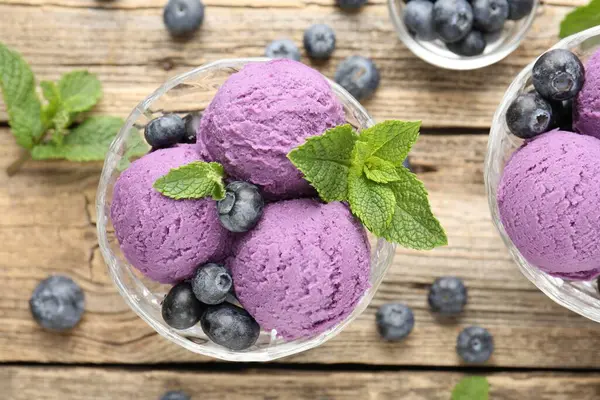 Yaban mersinli şerbet ve tatlı kasesinde nane, ahşap masa, düz uzanmış