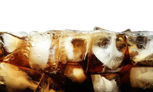 Beyaz üzerine izole edilmiş buzla taze kola, yakın plan
