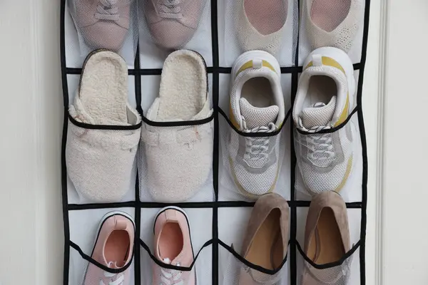 Kapıda farklı ayakkabılar olan bir organizatör. Ayakkabı deposu