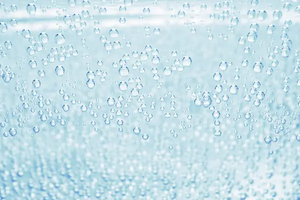 Bardakta gaz kabarcıkları olan soda, yakın çekim.